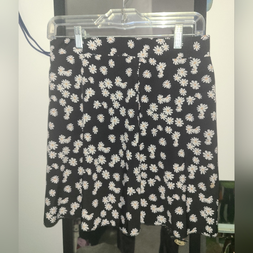 ✨️4/$10✨️Sz.5 SHEIN skirt flower pattern